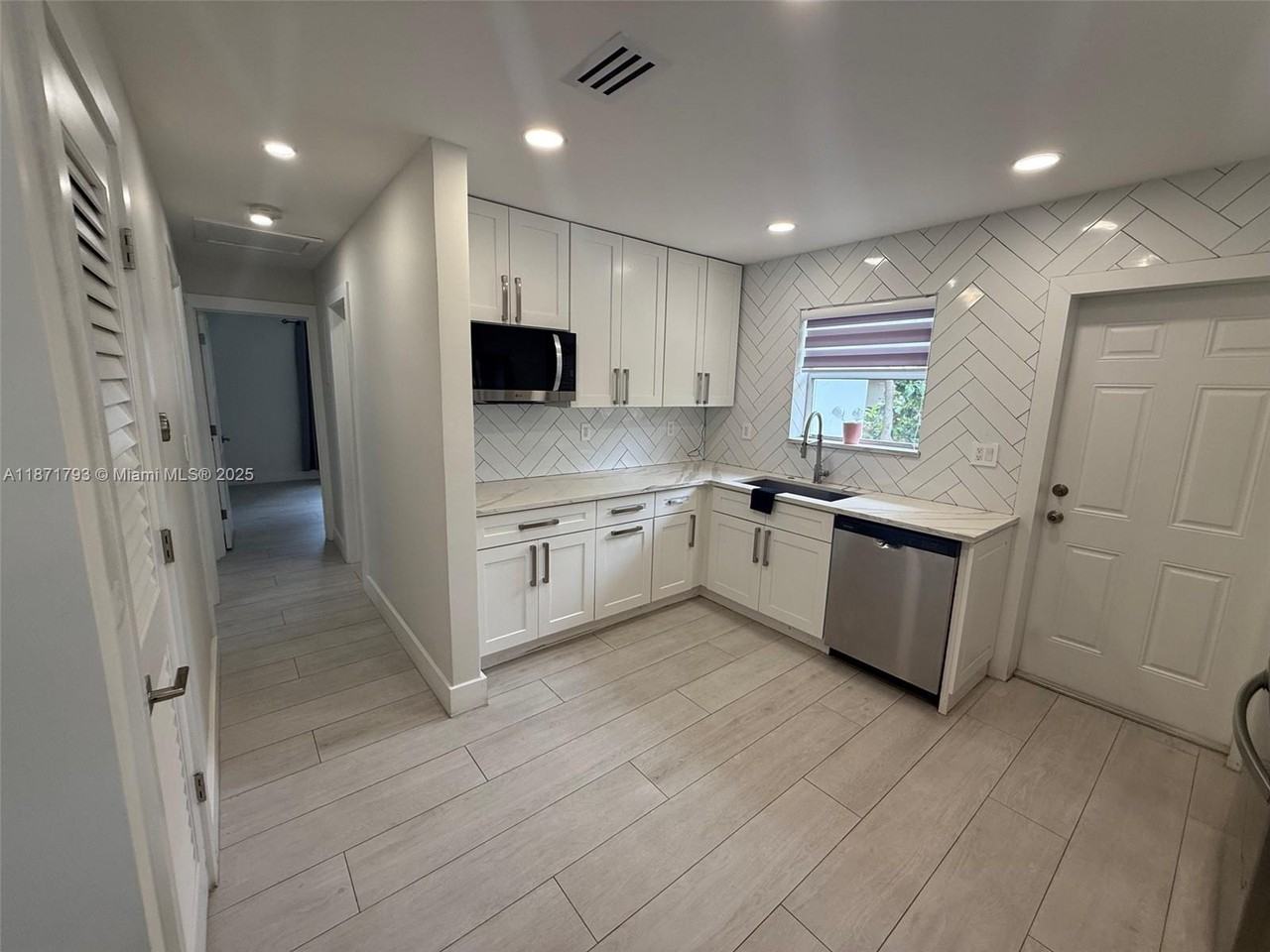 1901 Montague St - Photo 3 of 12