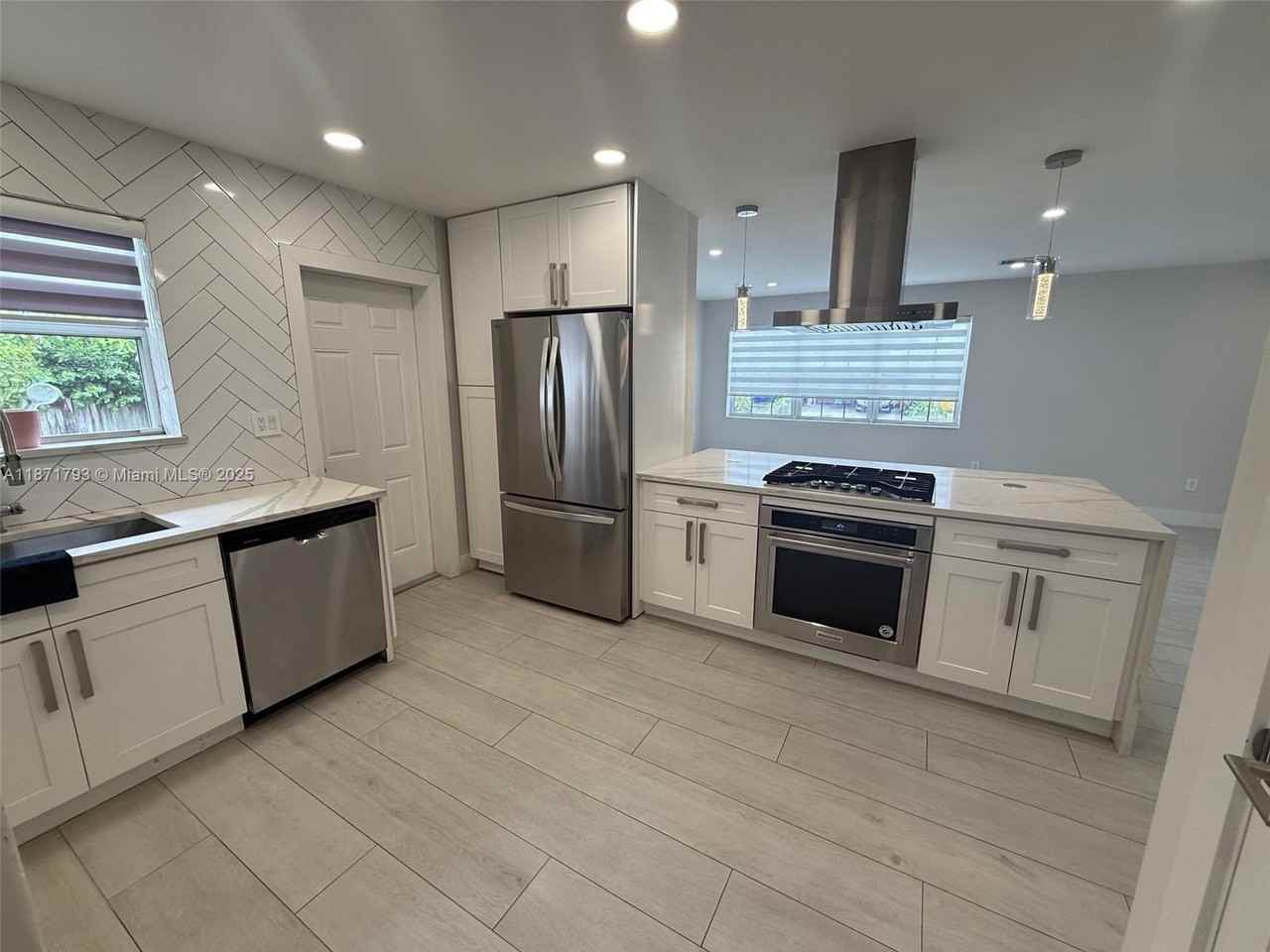 1901 Montague St - Photo 4 of 12