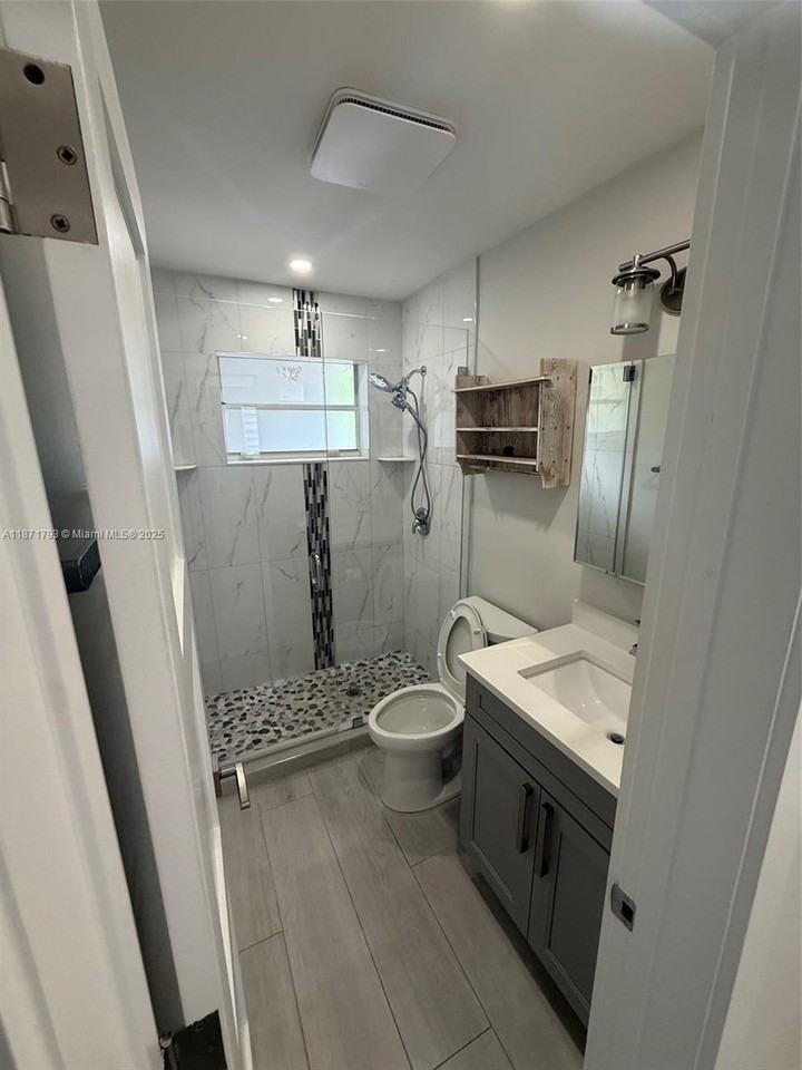 1901 Montague St - Photo 6 of 12