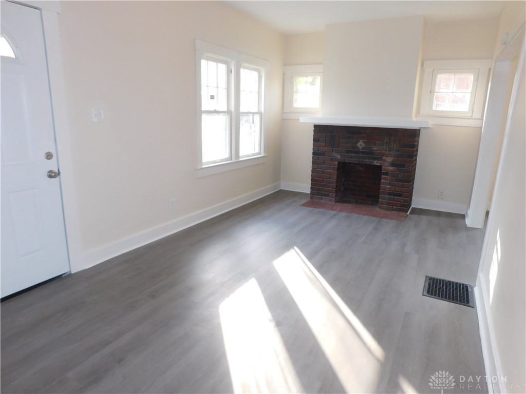 201 Pointview Ave - Photo 4 of 19