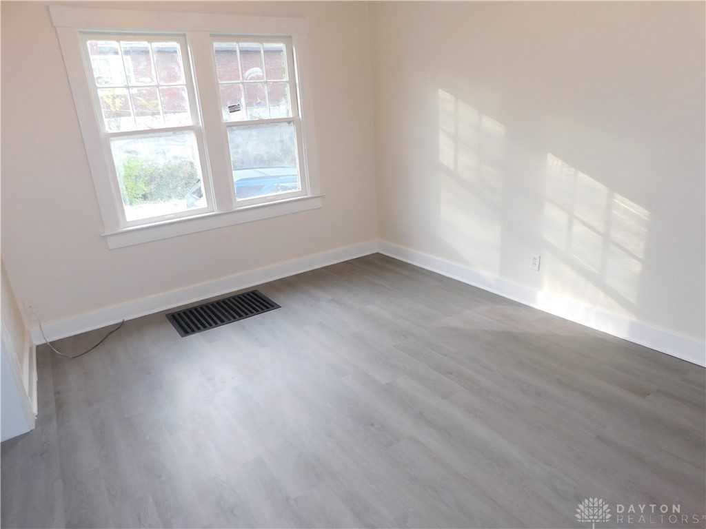 201 Pointview Ave - Photo 6 of 19