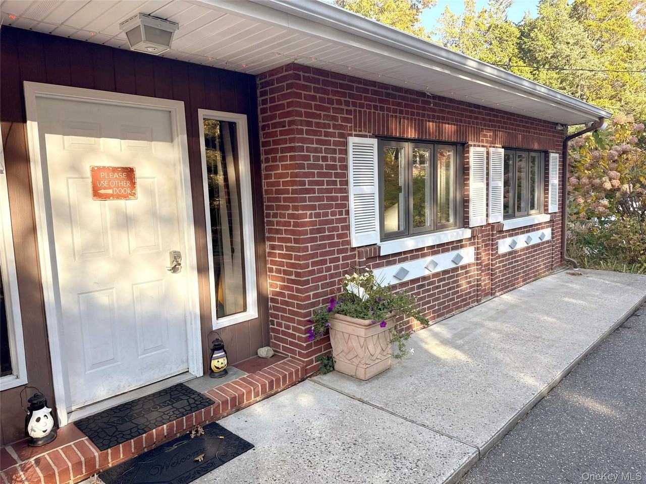 140 Berg Ave - Photo 2 of 11
