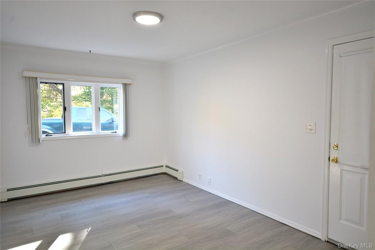 140 Berg Ave - Photo 3 of 11