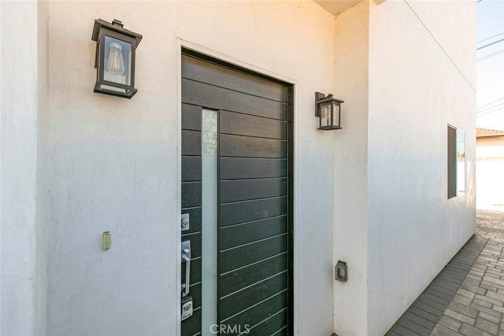 9156 Morehart Ave - Photo 4 of 29