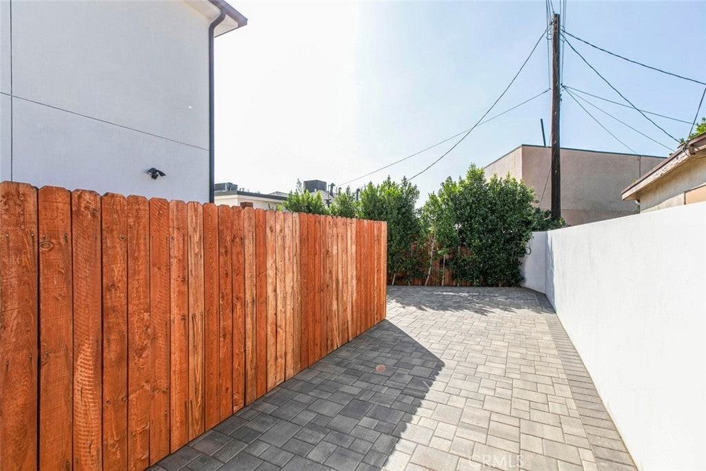 9156 Morehart Ave - Photo 7 of 29