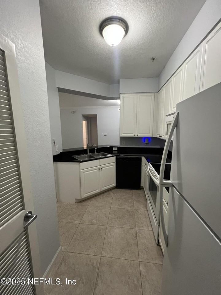 8539 8539 GATE Parkway W unit: 1418 #1418 - Photo 4 of 17