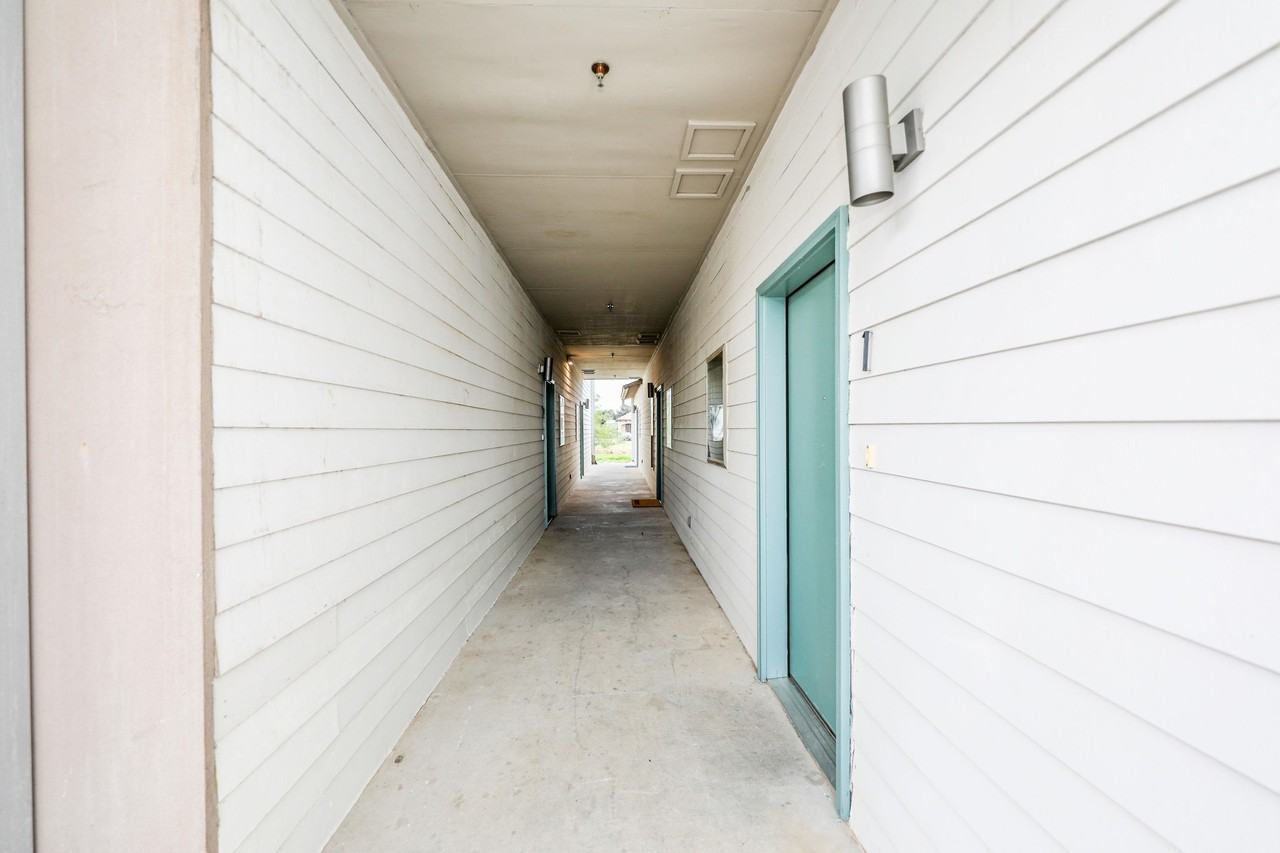 1511 Don Camilo Blvd - Photo 3 of 28