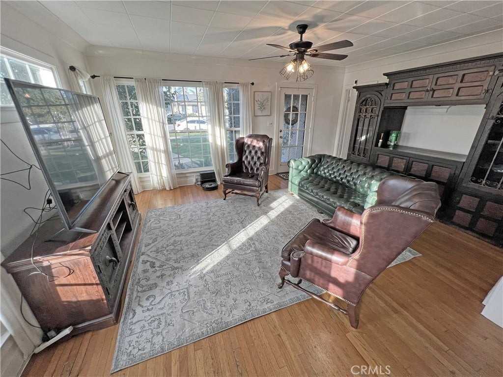 502 East J Street - Photo 2 of 34