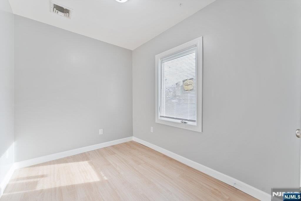 16 John St - Photo 7 of 32