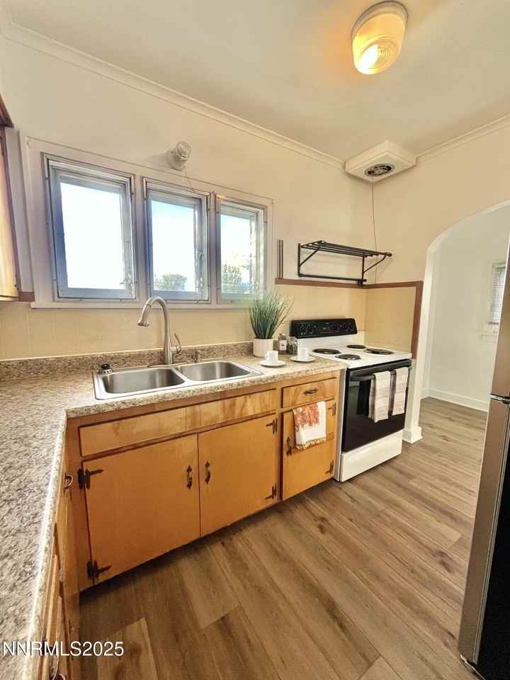 531 E Taylor St - Photo 3 of 15