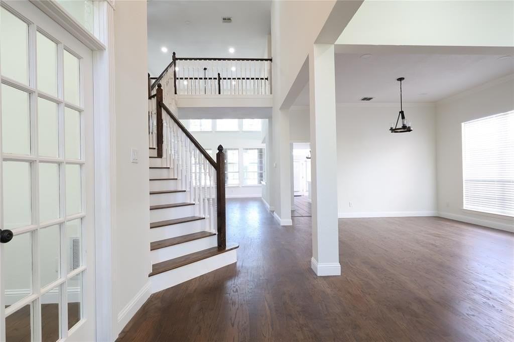 5901 Louisville Dr - Photo 2 of 40