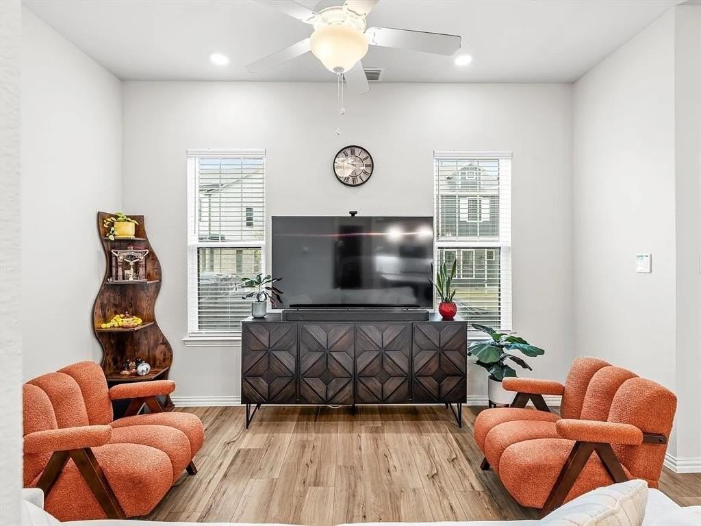 1137 Concan Dr - Photo 4 of 23