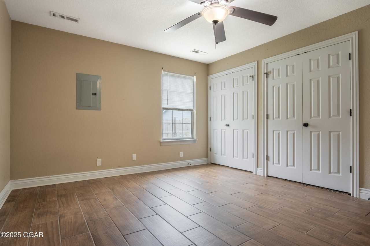 1343 Robin Lane - Photo 4 of 17