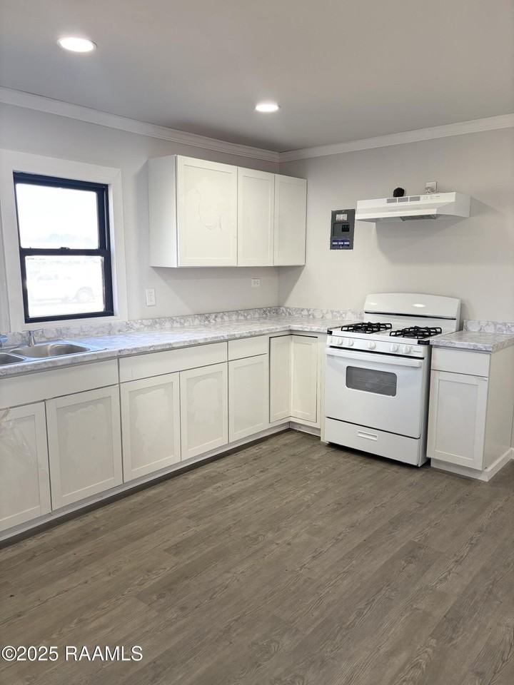 1012 Virginia St - Photo 3 of 11