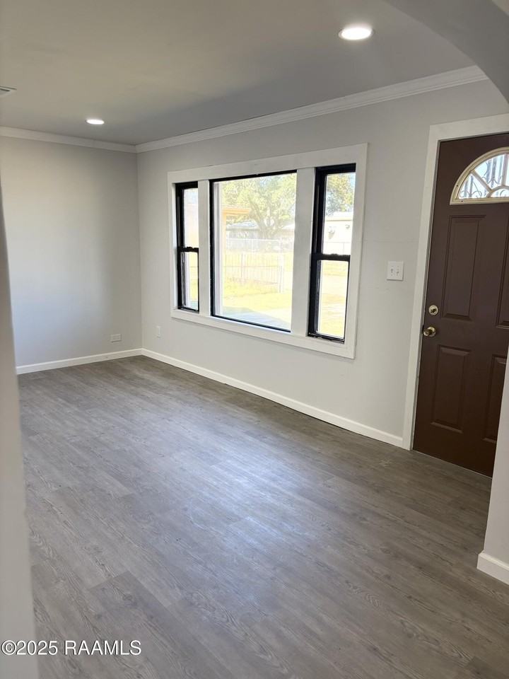 1012 Virginia St - Photo 5 of 11