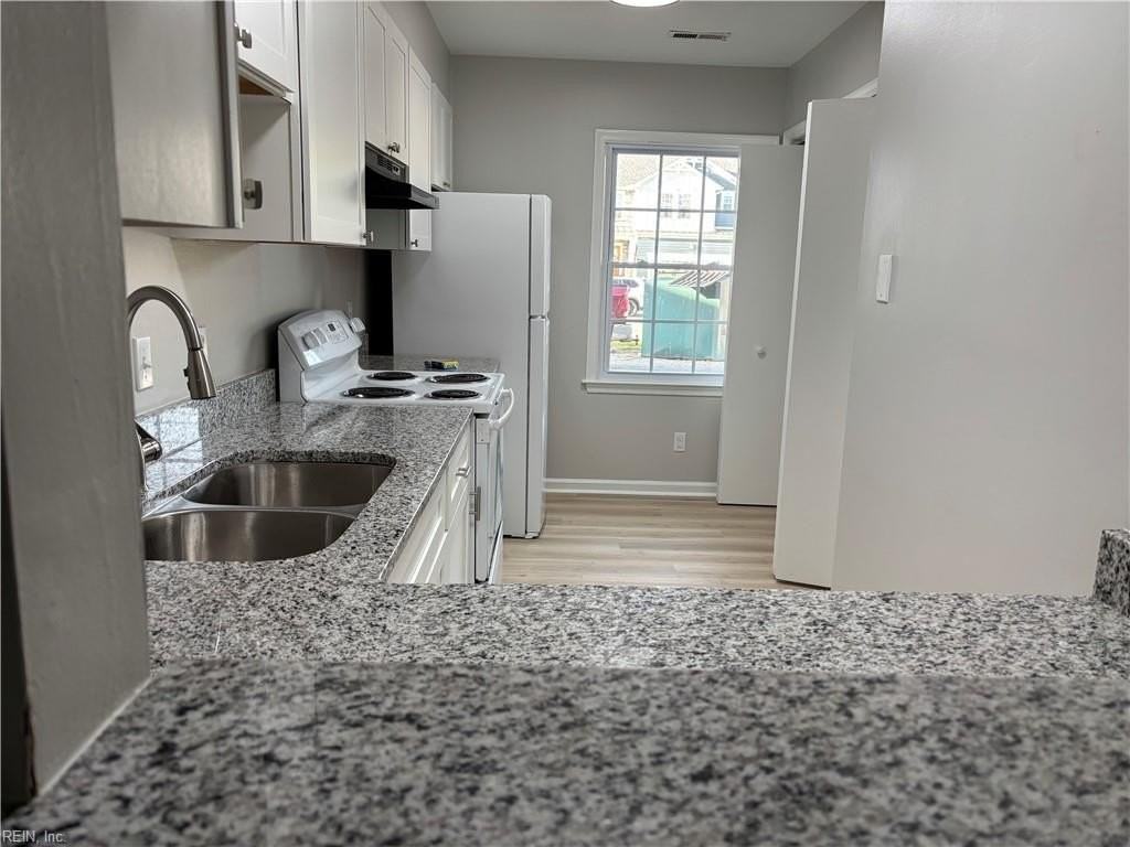 364 Poplar Ave - Photo 3 of 20