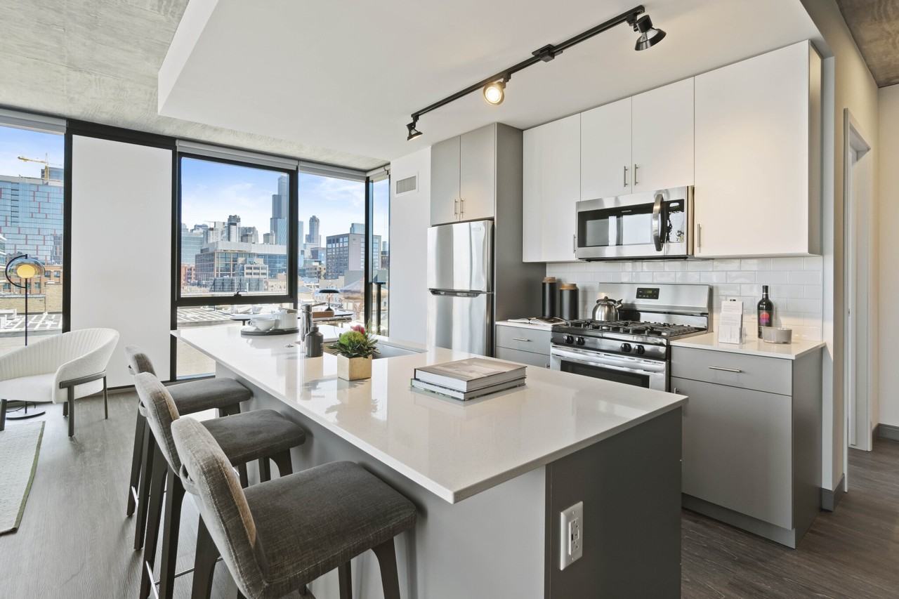 160 N Elizabeth St #3-3PH