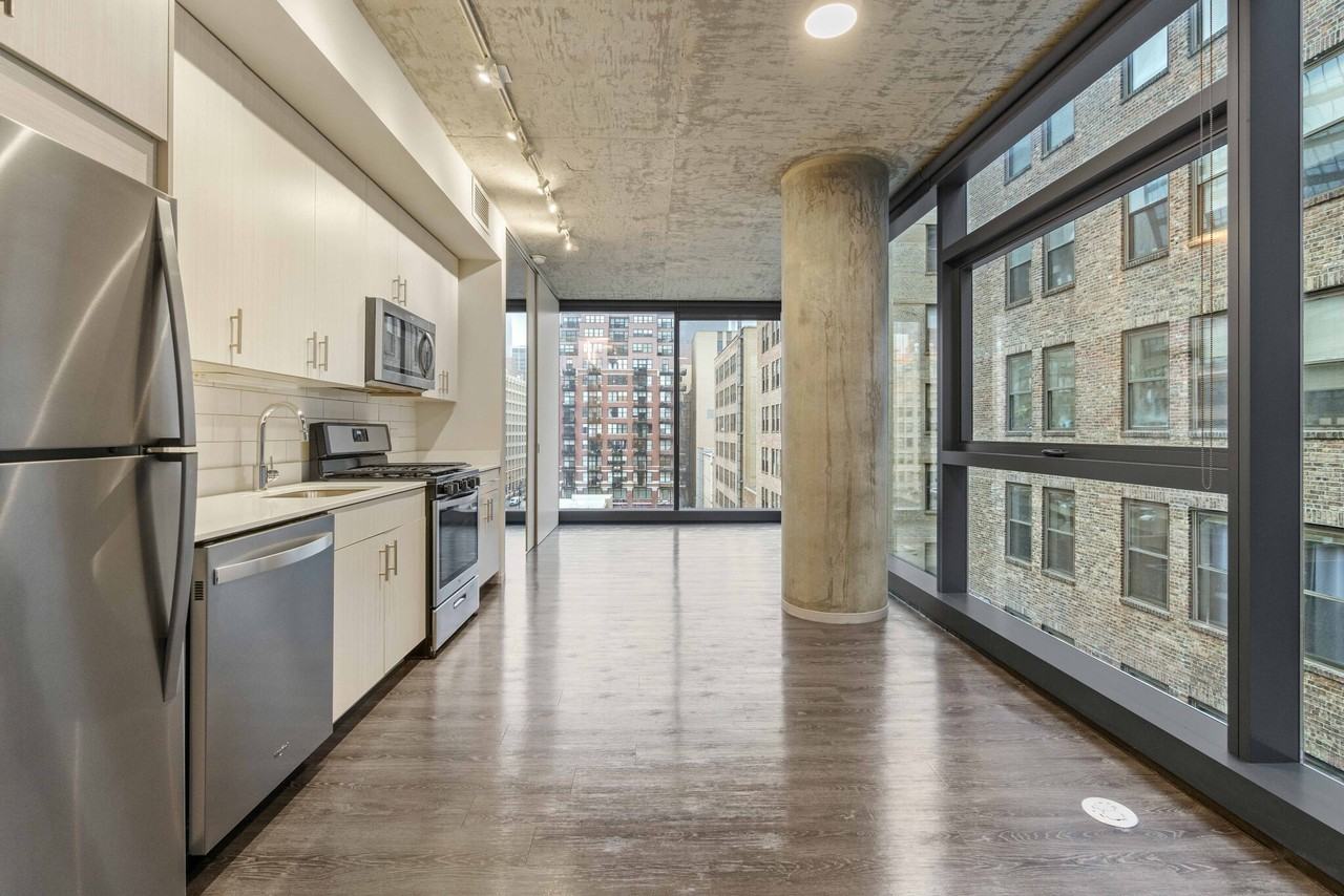 717 S Clark St - Photo 2 of 25