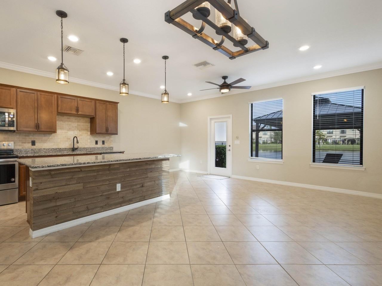 2366 Byron St - Photo 7 of 50