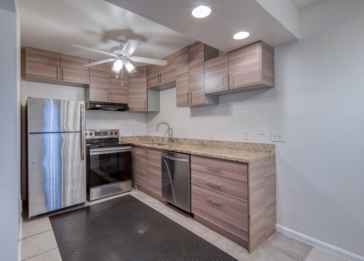 809 N Federal Hwy #3 - Photo 4 of 32