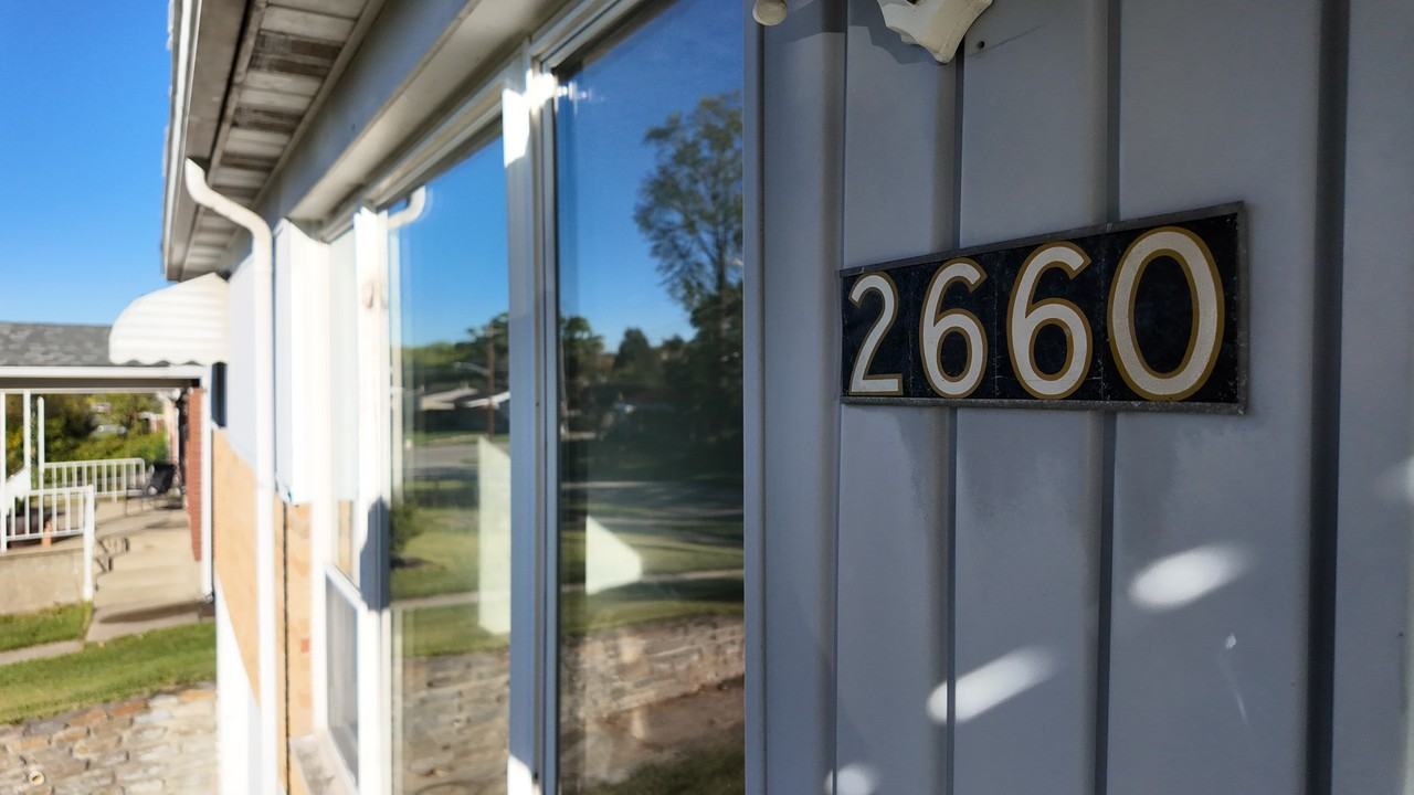 2660 Sandhurst Dr - Photo 2 of 11