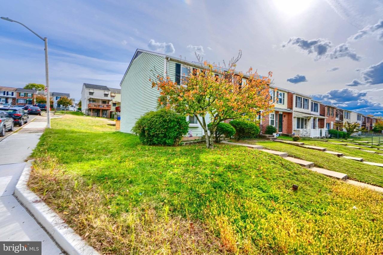 2501 S Paca St - Photo 3 of 24