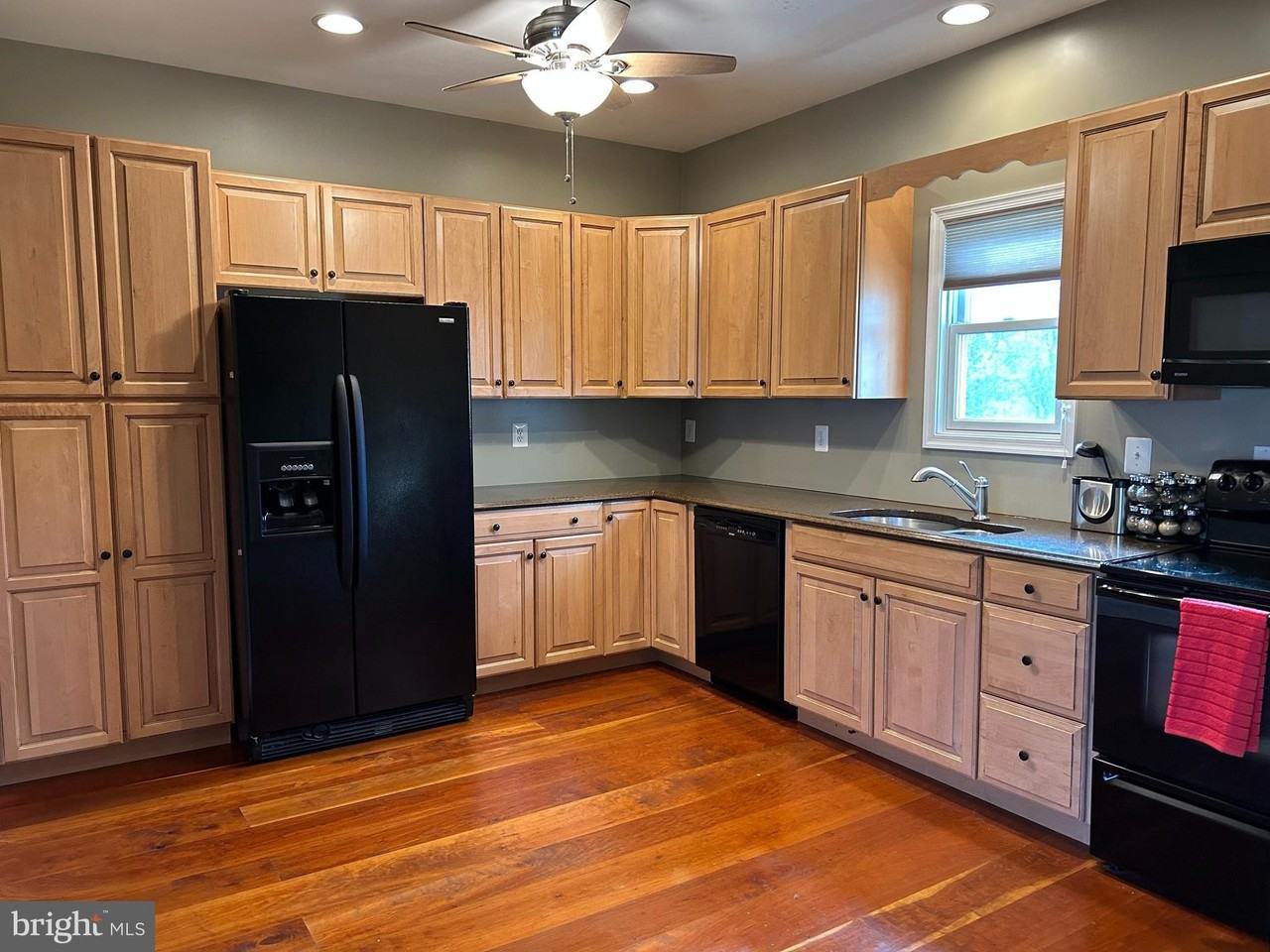 1212 Glenview Ct - Photo 2 of 16