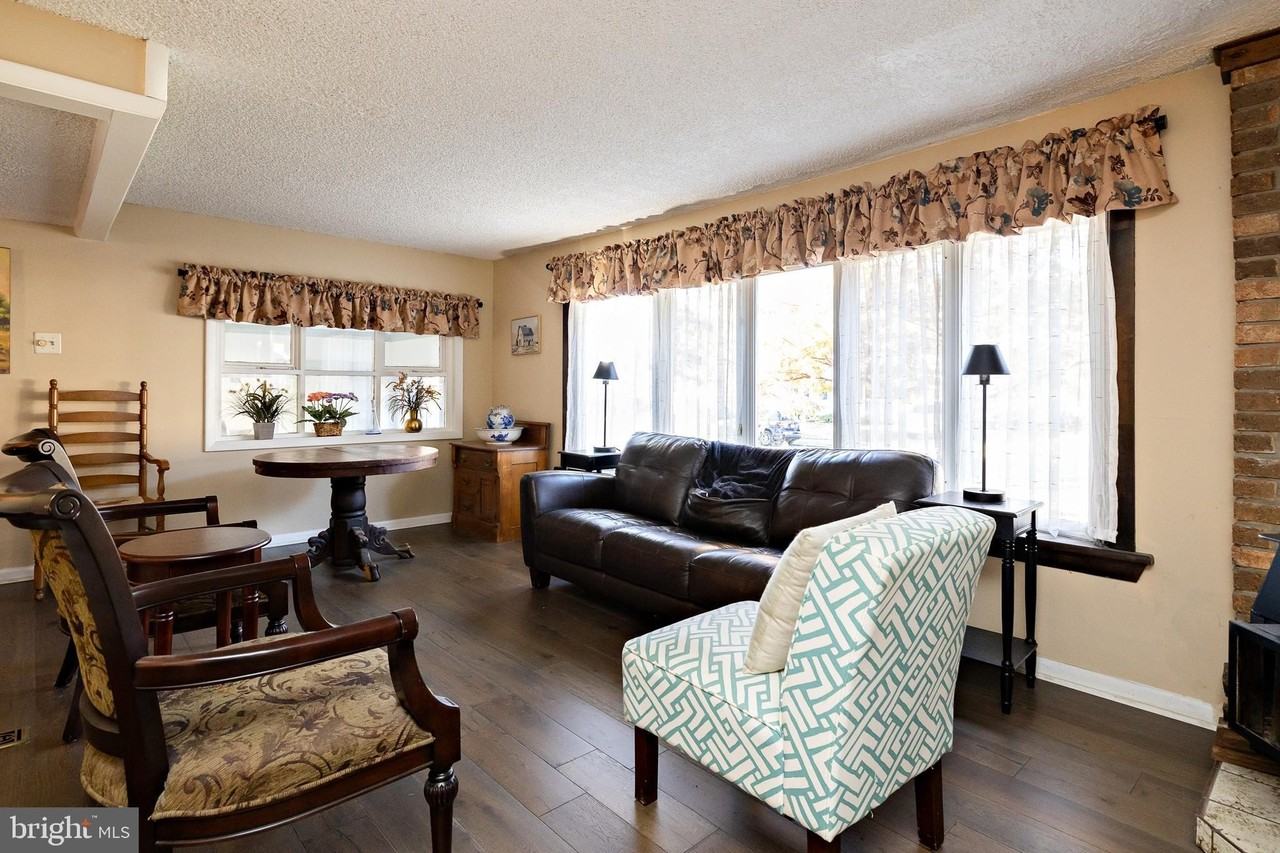 46 Roosevelt Ave - Photo 5 of 36