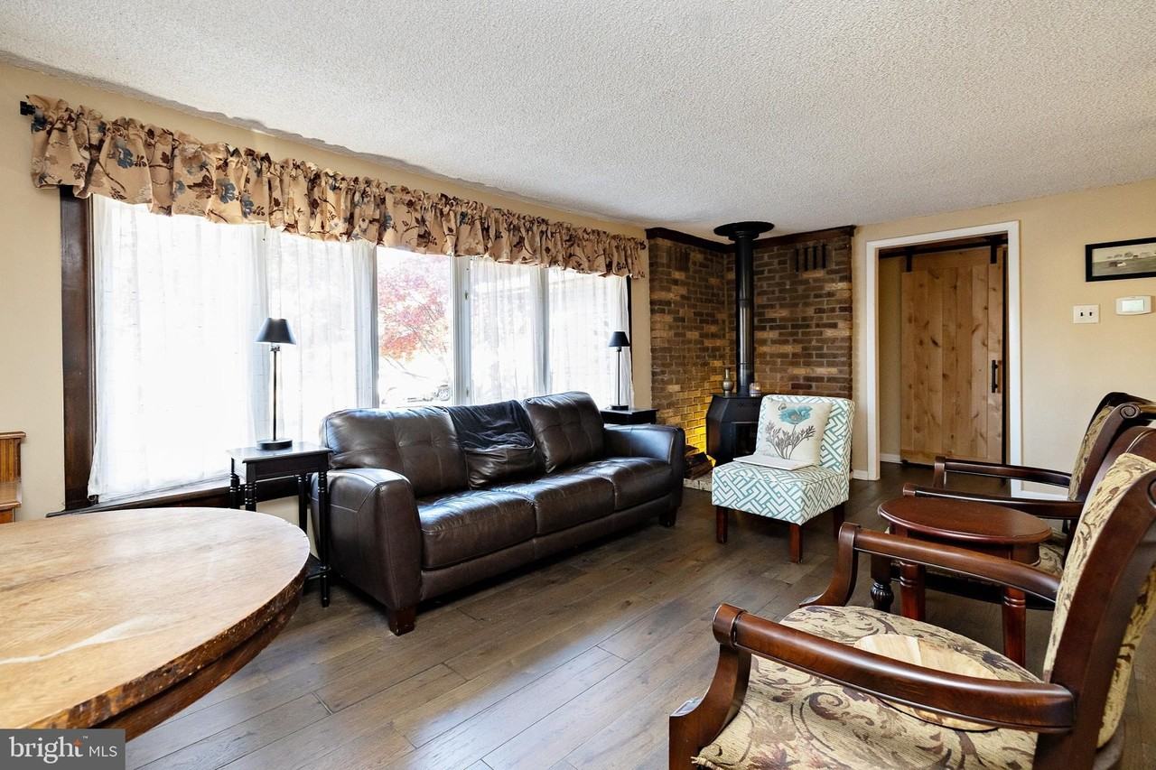 46 Roosevelt Ave - Photo 7 of 36