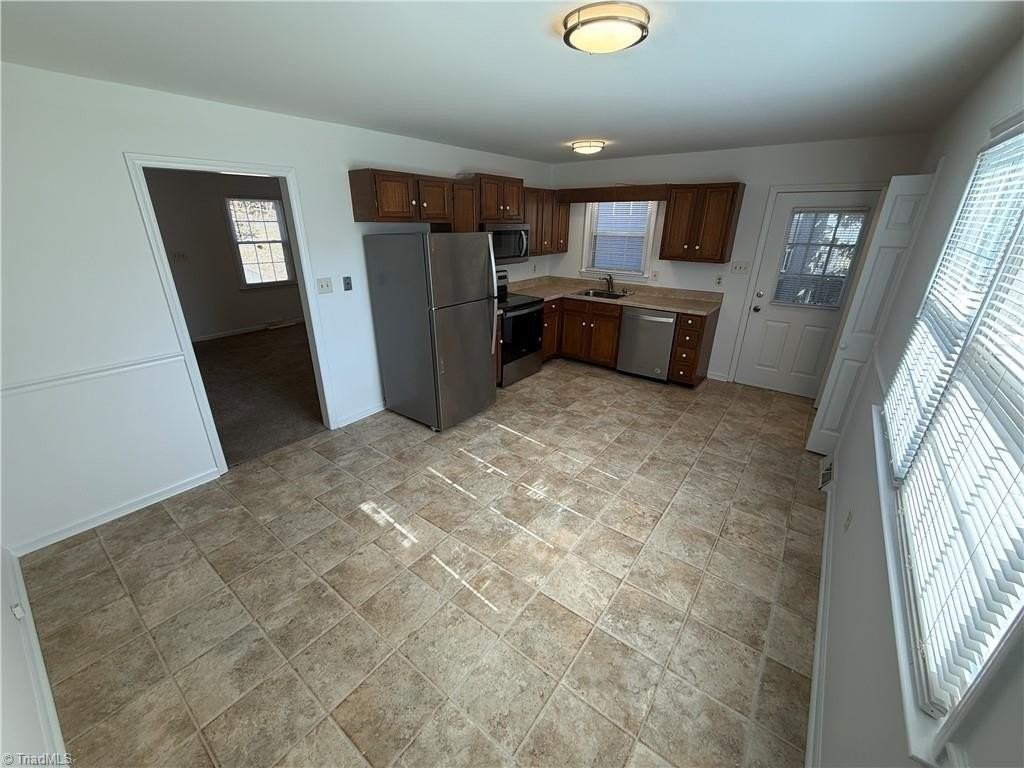 1688 Guilford Dr - Photo 4 of 12