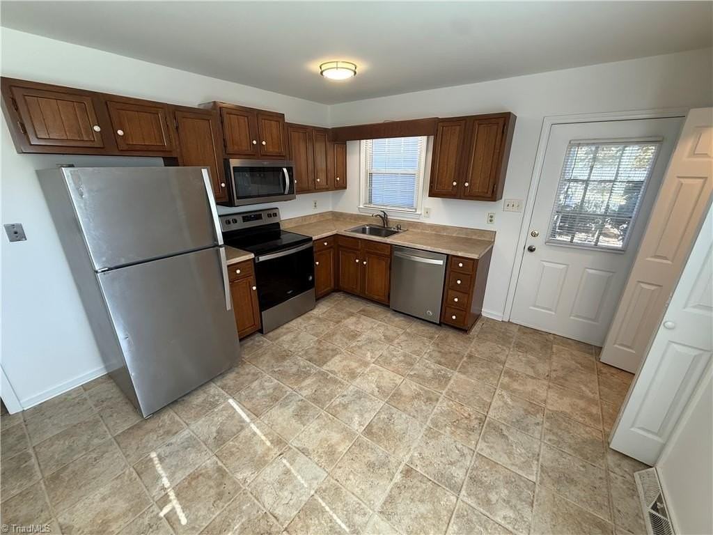 1688 Guilford Dr - Photo 5 of 12