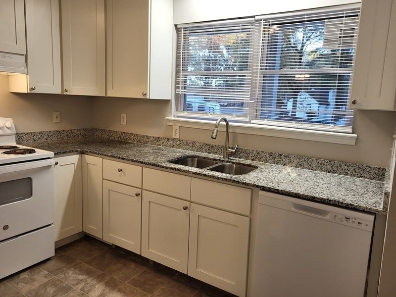 6820 N Ridge Ct - Photo 2 of 11