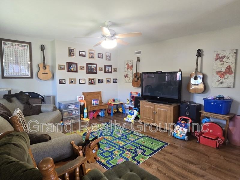 25151 West Lincoln Drive - Photo 2 of 19