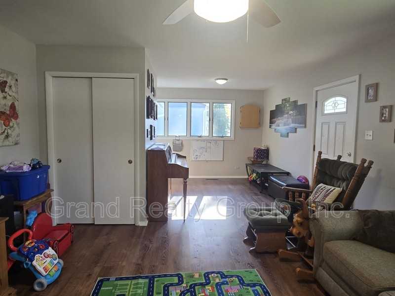 25151 West Lincoln Drive - Photo 3 of 19