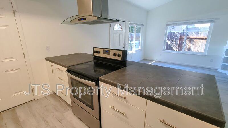 10402 S White Rock Rd - Photo 5 of 21