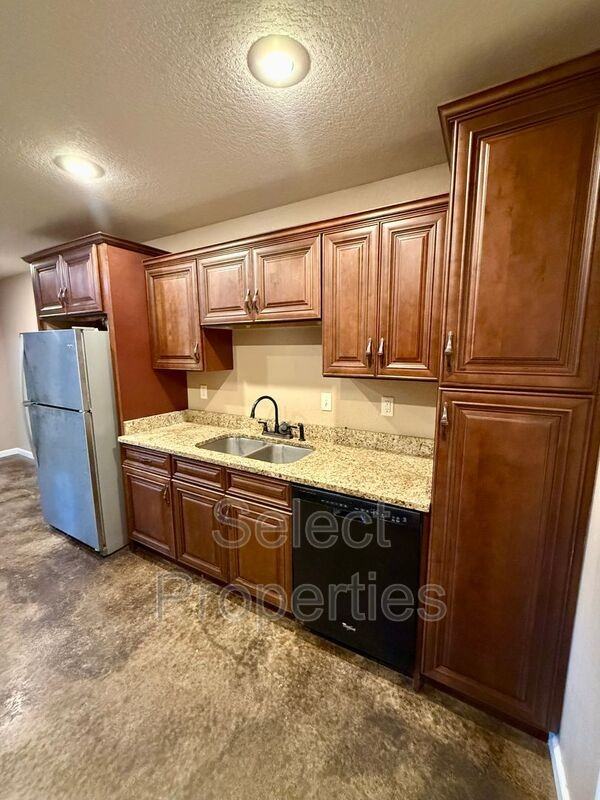 206 S Bernis St - Photo 4 of 12