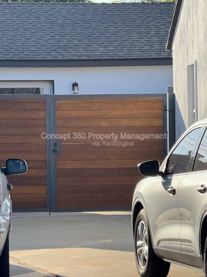 2061 Lomina Ave - Photo 2 of 10