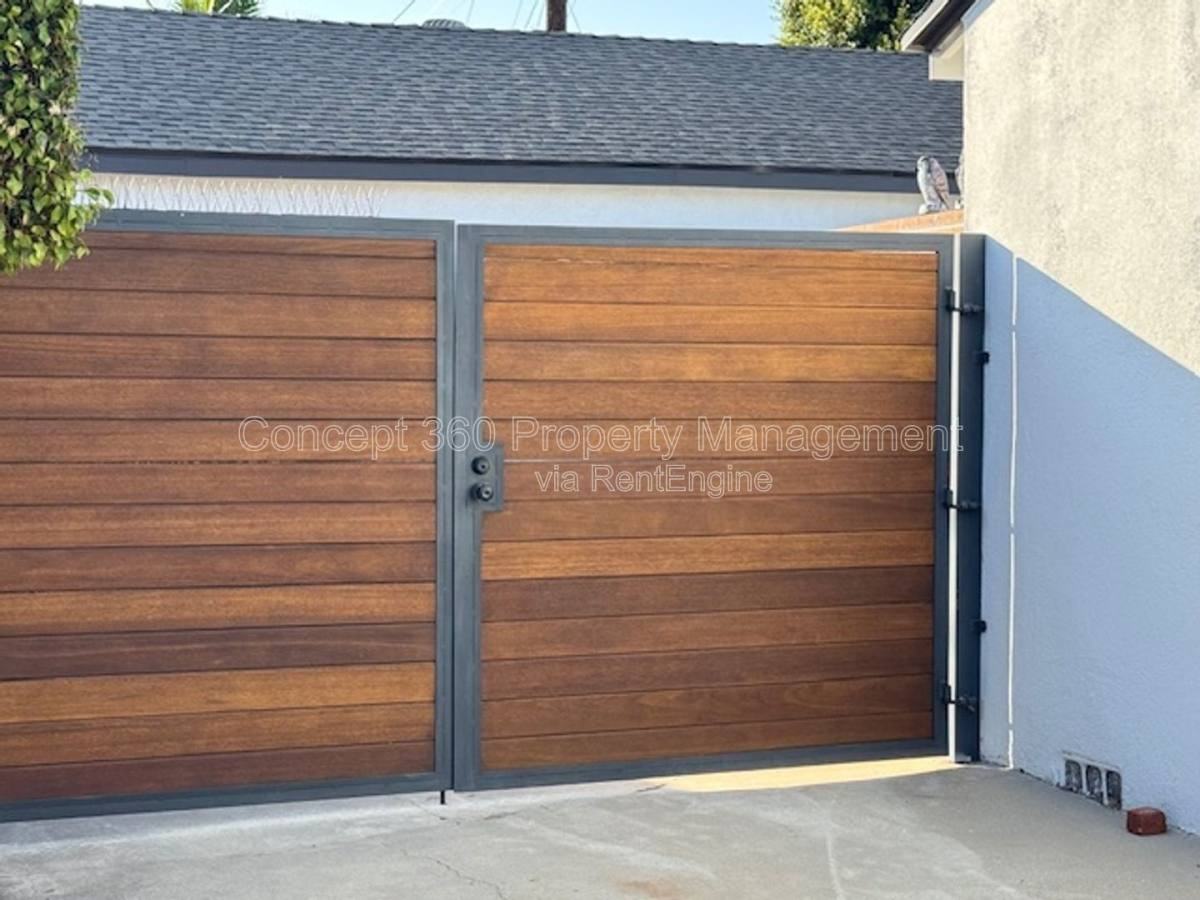 2061 Lomina Ave - Photo 3 of 10