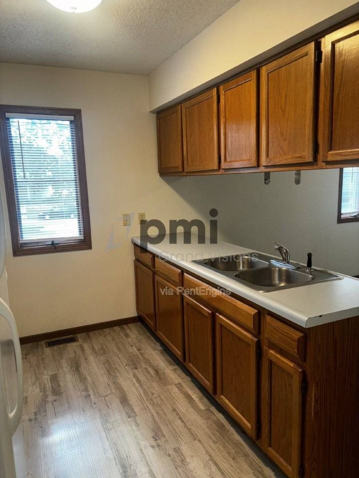 1103 6th St - Photo 3 of 10
