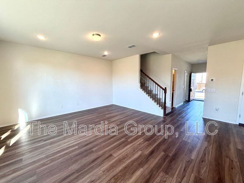 2006 Hummingbird St - Photo 5 of 23