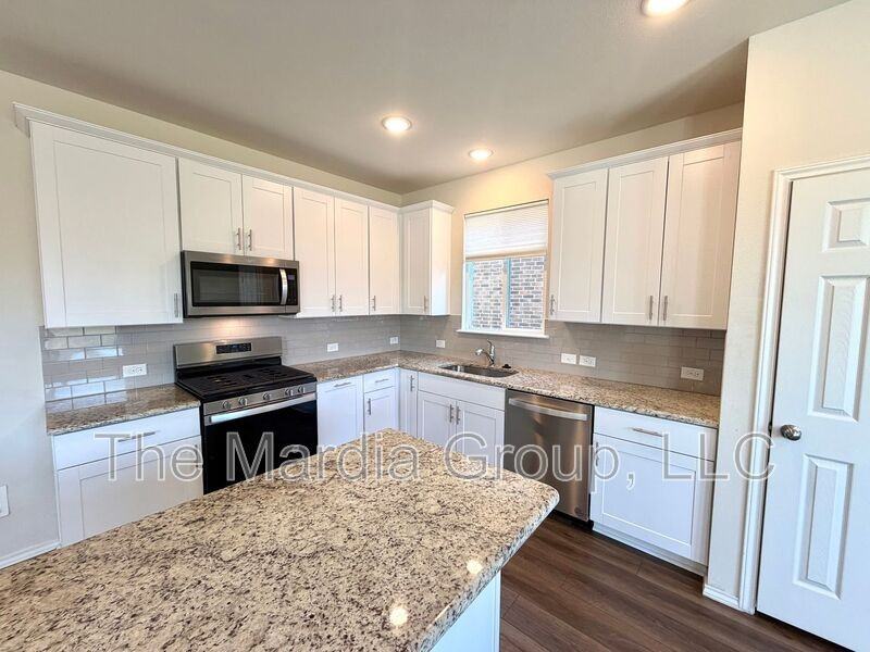 2006 Hummingbird St - Photo 6 of 23