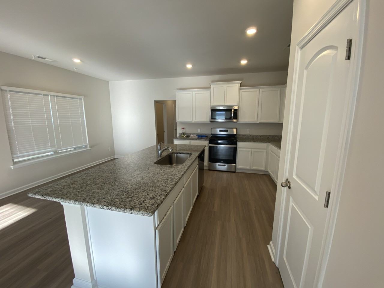 1512 Auckland Ct - Photo 7 of 43