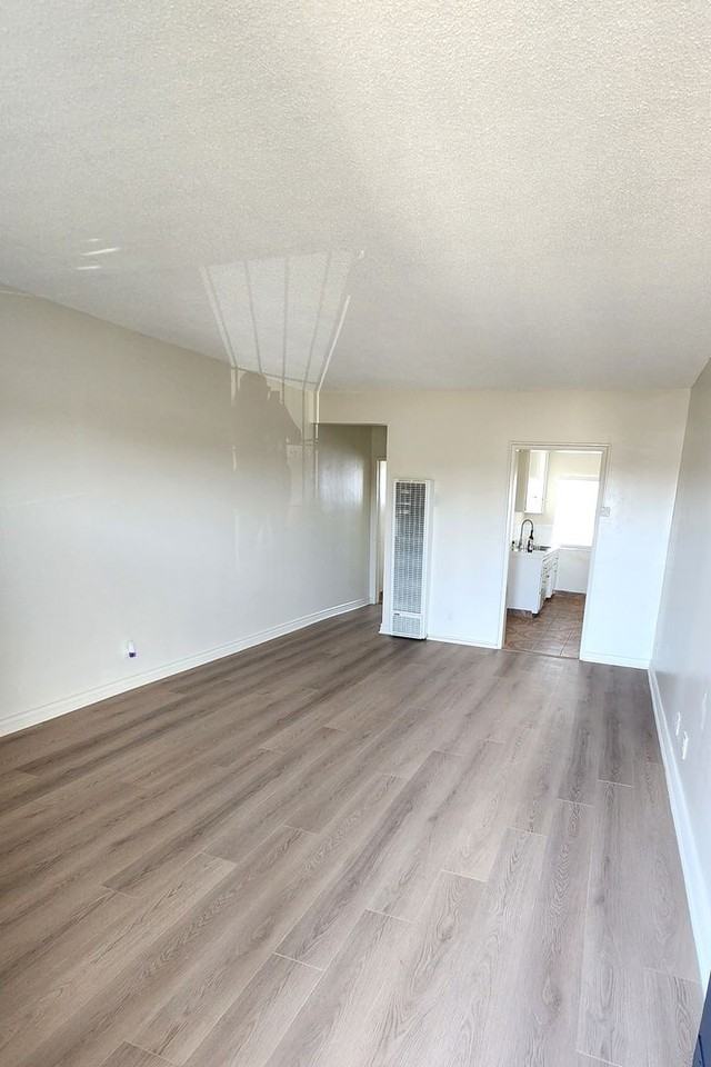 HAWTHORNE 2 - Photo 4 of 6