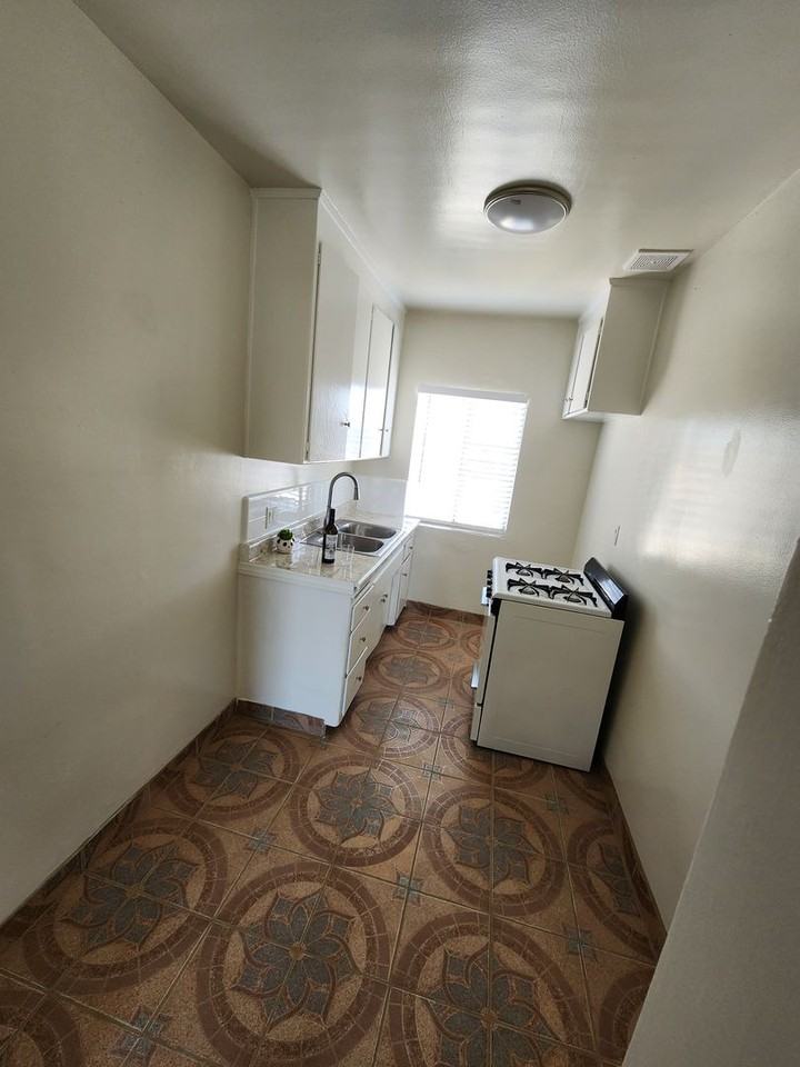 HAWTHORNE 2 - Photo 5 of 6