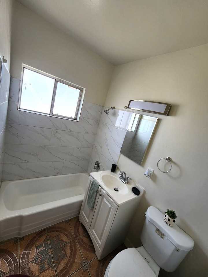 HAWTHORNE 2 - Photo 6 of 6