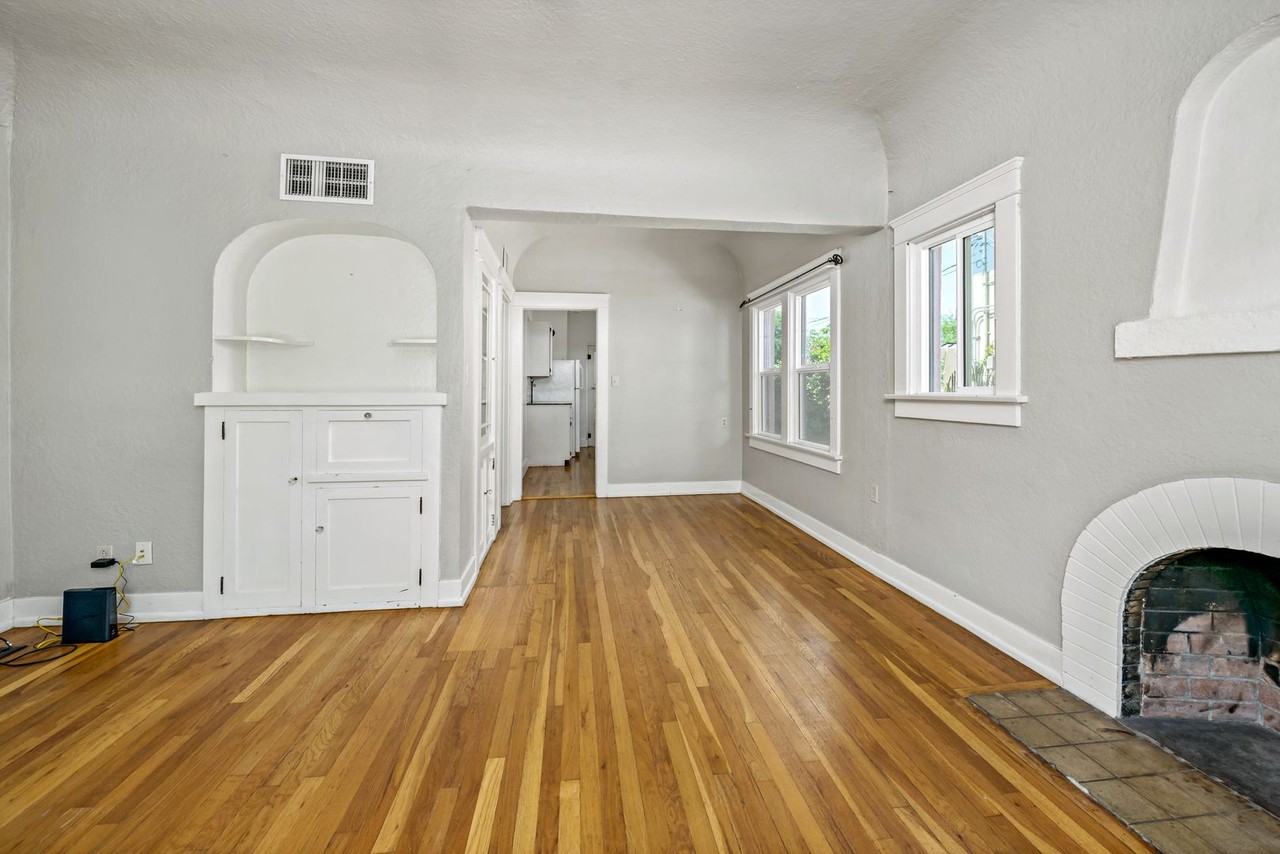 2710 E 6th St - Photo 3 of 19