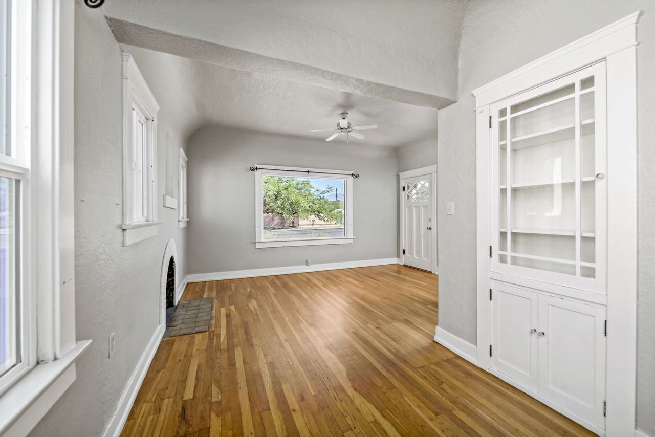 2710 E 6th St - Photo 4 of 19