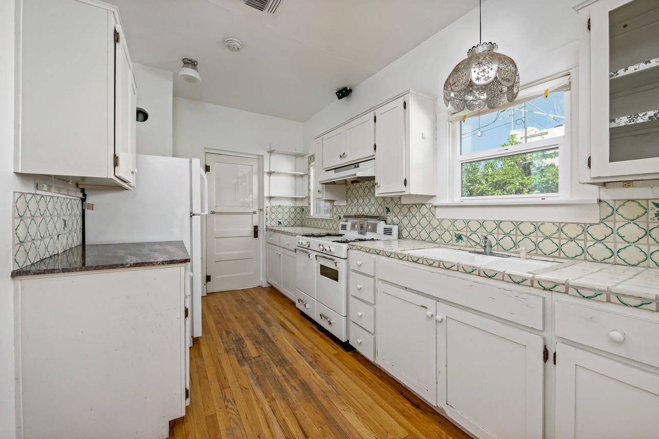 2710 E 6th St - Photo 5 of 19