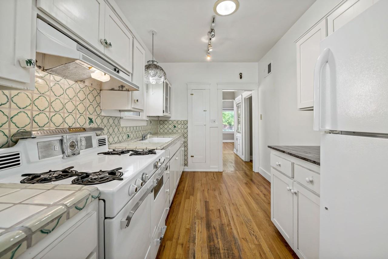 2710 E 6th St - Photo 6 of 19