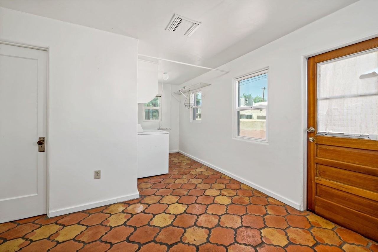 2710 E 6th St - Photo 7 of 19